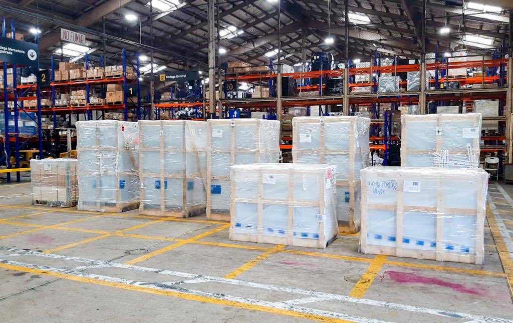 CEPASV's tweet photo. Estamos comprometidos 24/7 con las operaciones logísticas. ✈️📦

Esta noche, nuestro equipo de la Terminal de Carga ha expeditado equipos que serán utilizados en el hospital que se construye en @CIFCOSV, donde se atenderá a pacientes con COVID-19. https://t.co/ucvj1914gK