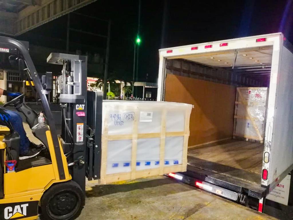CEPASV's tweet photo. Estamos comprometidos 24/7 con las operaciones logísticas. ✈️📦

Esta noche, nuestro equipo de la Terminal de Carga ha expeditado equipos que serán utilizados en el hospital que se construye en @CIFCOSV, donde se atenderá a pacientes con COVID-19. https://t.co/ucvj1914gK