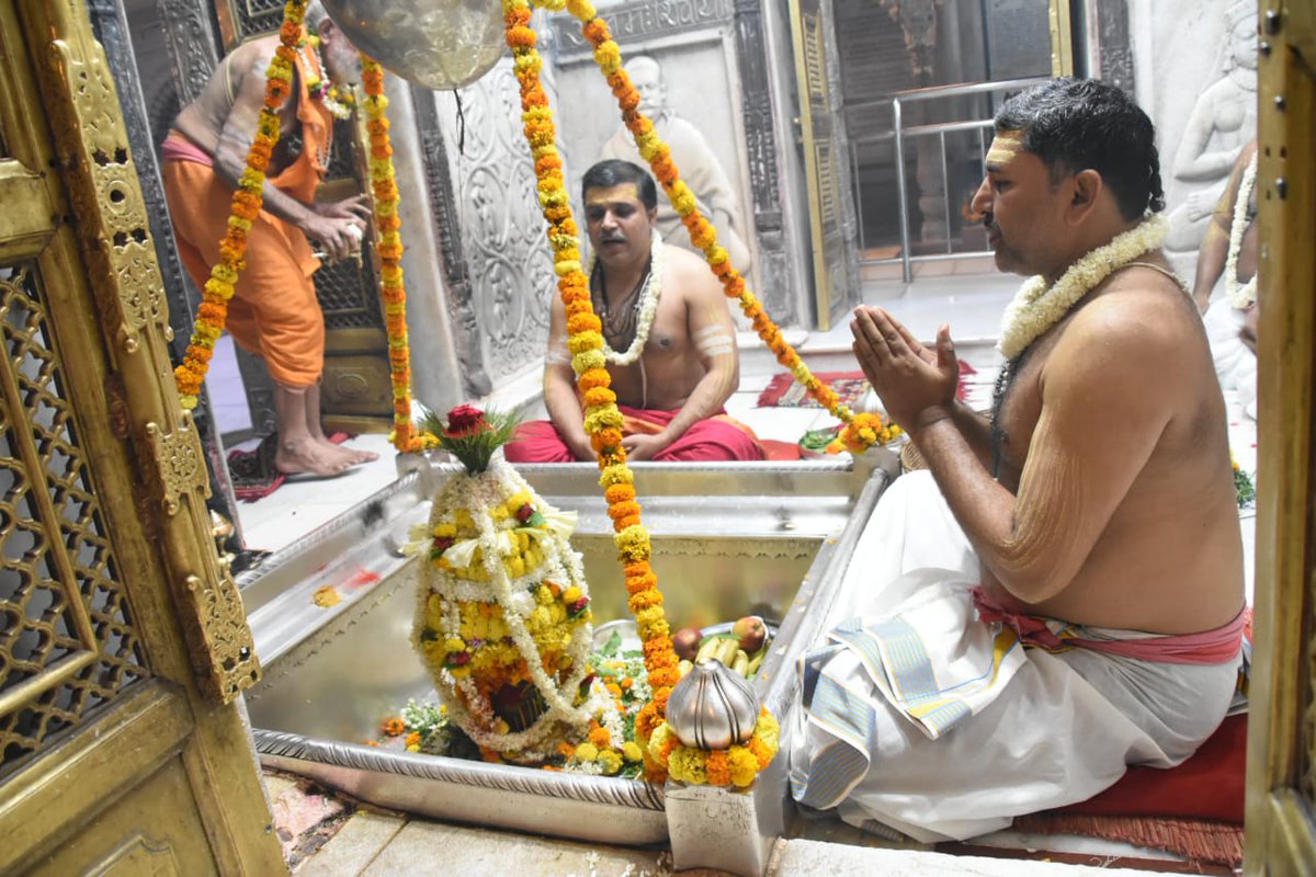 nationfirstravi's tweet image. आज दिनांक 07-06-2020 को श्री काशी विश्वनाथ मंदिर में मंगला आरती।
💐💐🙏 हर हर महादेव  💐💐🙏
#ShriKashiVishwanath #ManglaAarti #CorridorProject #Varanasi