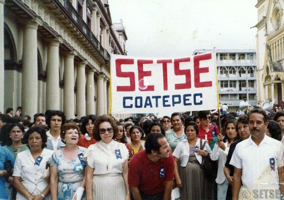 Xalapa_Historia's tweet photo. Docentes pertenecientes al #SETSE en la calle #Enríquez frente a #PalaciodeGobierno en 1981: https://t.co/tnW1xnJQWW #XalapaenlaHistoria https://t.co/ApsqlDmlEZ