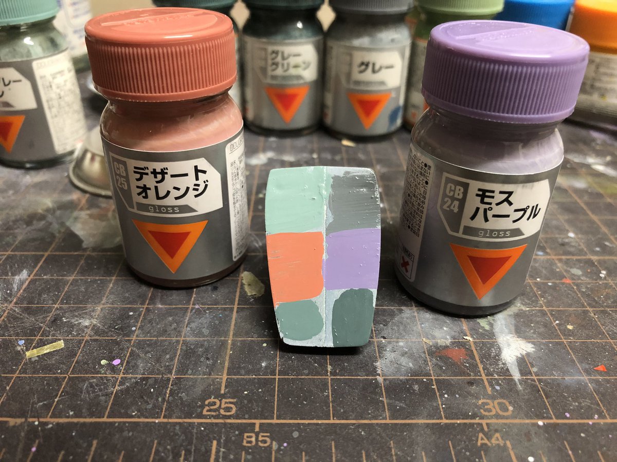 ケイン ダグラムカラーの新色 モスパープル と デザートオレンジ 買ってきたので早速試し塗りしてみました 色味 発色とも僕のイメージにピッタリ めちゃ良い色だー それと内蓋が改良されてました これで手を汚さずに開け閉め出来るねw ﾉ