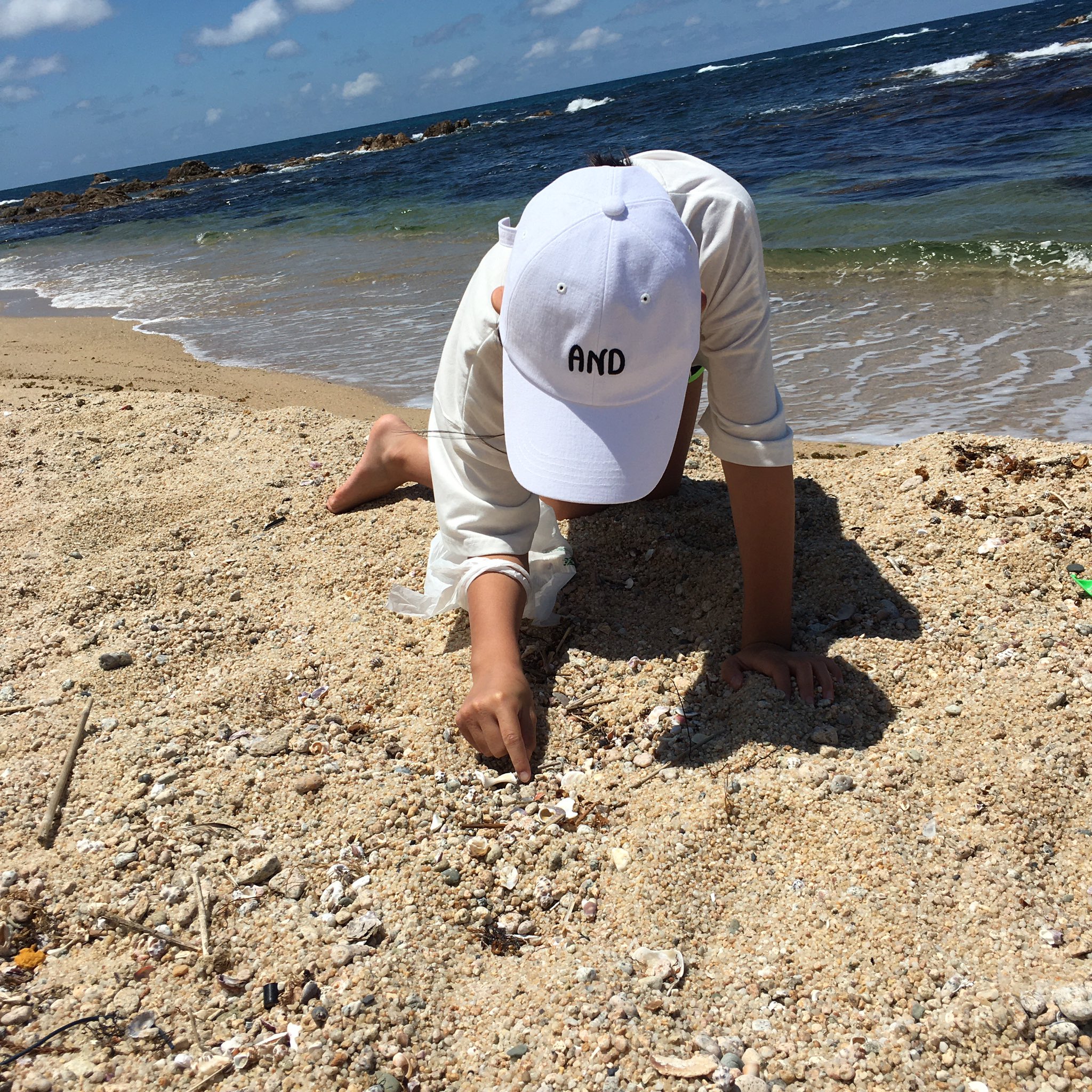 のりたまgo 貝殻拾い 誰もいない貝殻あるあるスポットへ 娘 必死で拾いまくってます笑 海 貝殻ひろい 貝殻 砂浜 T Co Yyamctufm8 Twitter