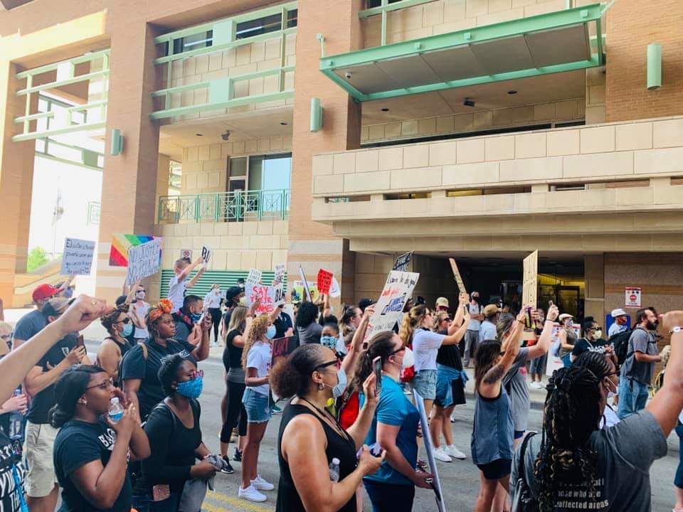 ericawrobinson's tweet photo. Proud of my daughter Bailey for taking the charge in participating in today's protest! #PeacefulProtests #UnityMarch #BlackLivesMattters #FTW #community #dwellinunity https://t.co/TG1L2vdjHG