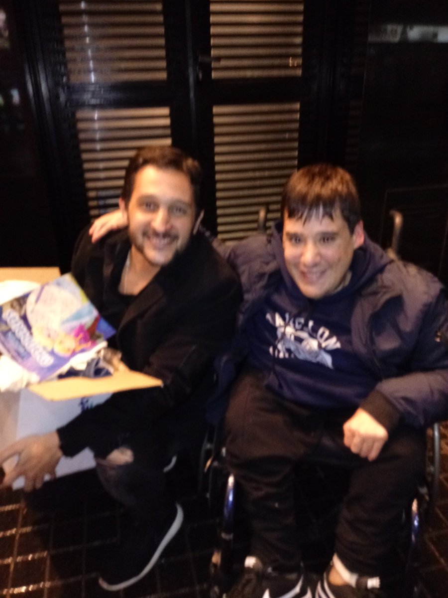 facucuesta88's tweet image. @andykusnetzoff buenísimo #PodemosHablar con:mi amigo @germanpaoloski (a quien conocí en 2018 cuando ambos salíamos de ver @elviolinistaok donde actuaba su mujer @sabrygarciarena junto a mis amigos @LavieRaul y @julitacalvok y además lo veía en #NETxFOX) genios!!! desde Mercedes.