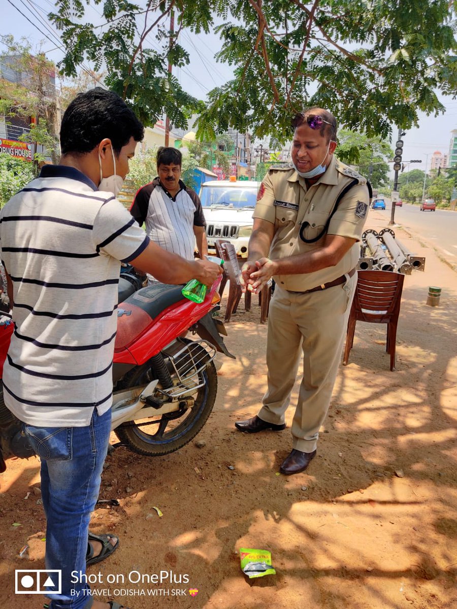 bimalkumar92's tweet photo. Helping police officers during shutdown tym yesterday . Water bottles and sanitizer distribution to them. They are Covid warriors working for us during this Covid19 pandemic time. We Salute them.@cpbbsrctc @SarangiSudhansu @odisha_police @BBSRBuzz @anupkumarsahoo @sagarika_nath https://t.co/Tu5UAnaeLZ