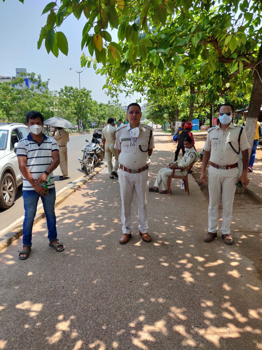 bimalkumar92's tweet photo. Helping police officers during shutdown tym yesterday . Water bottles and sanitizer distribution to them. They are Covid warriors working for us during this Covid19 pandemic time. We Salute them.@cpbbsrctc @SarangiSudhansu @odisha_police @BBSRBuzz @anupkumarsahoo @sagarika_nath https://t.co/Tu5UAnaeLZ