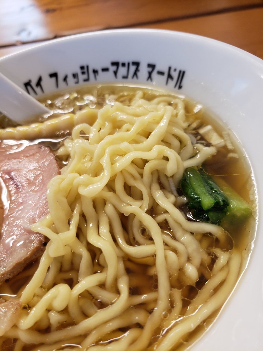 kana0533's tweet photo. tokyobayfisherman's@北久里浜

醤油＋替え玉

貝出汁100％のスープに中太多加水のちぢれ麺

替え玉は生姜タレが乗りそのまま食べてもスープにつけて食べても旨し！

横須賀にまた名店が出来ましたねっ🍜

#ちょうどいいグルメンタ
#エフヨコラーメン部
#かーなしゅらん https://t.co/yjLBodLgnp