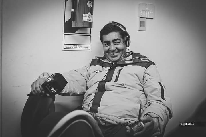 RodrigoButeler's tweet photo. Estos meses vimos a muchos trabajadores y trabajadoras esenciales luchando contra la pandemia, y pudimos verlo porque en ese mismo lugar habia un periodista contando todo lo que pasaba.Él, es Hugo Jara y desde hace 30 años es uno de ellos. https://t.co/cns9fACmN9