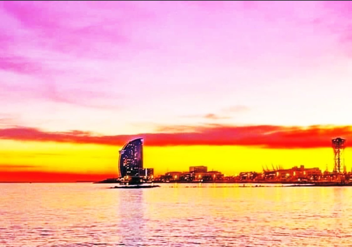 #ElCieloDeTabarnia rinde homenaje desde #Barcelona al gran país que todos los españoles compartimos. RT si te gusta.