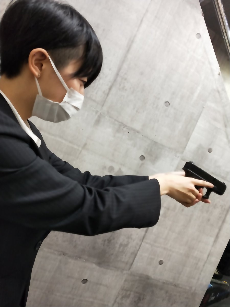 ガンショップ First 東京アメ横店 9 4 土 9周年セール開催 サバゲーってbdu買わなきゃ駄目なの お金かかる ご安心ください お手持ちのスーツにベルト そこにホルスターだけでも様になります W タイツにスカートのbduというの