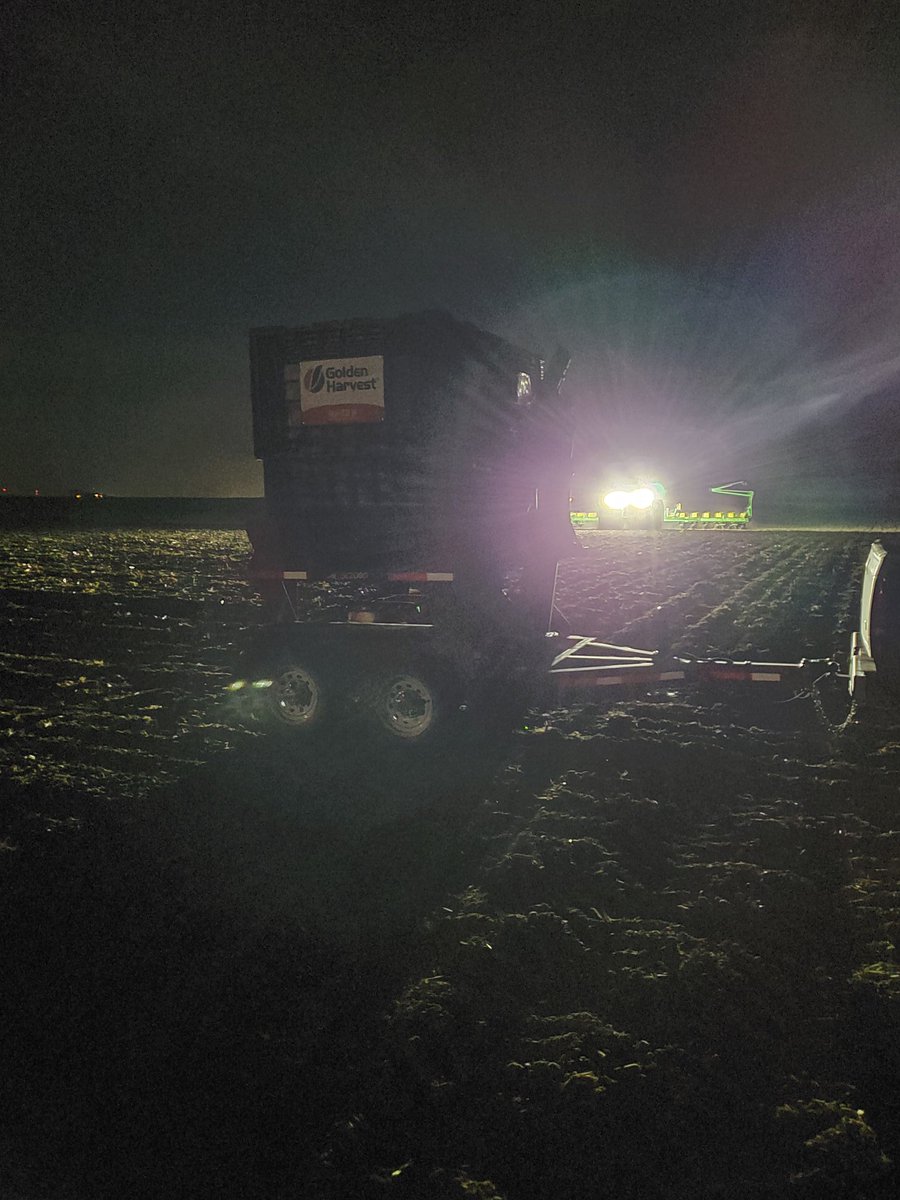 It's a beautiful night to be finishing up a field of @GldnHarvest 3582E3 soybeans. The end is in sight #plant20