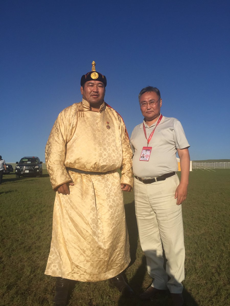 Монгол хүн цагаан сар, наадмаараа гоёдог. Энэ хавар сар шинийн золголтгүй өнжлөө. Бараг хагас жил үргэлжилж буй хоронагийн хорионоос бүгд залхаж байж ядаж байх шиг байна. Сонгууль ч яахав. Улсын наадам болоосой.