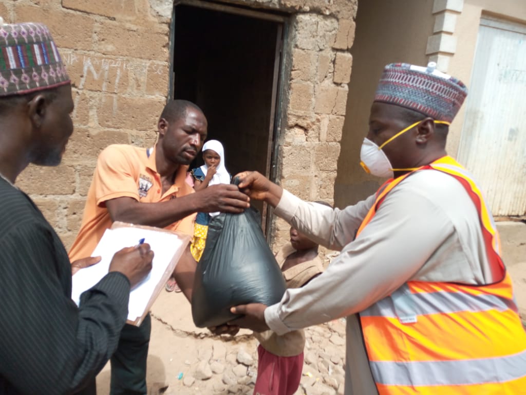SufabelCommuni2's tweet photo. Food distribution to less privileged in society during covid 19 lockdown in Gombe State https://t.co/OFqgck6aHV