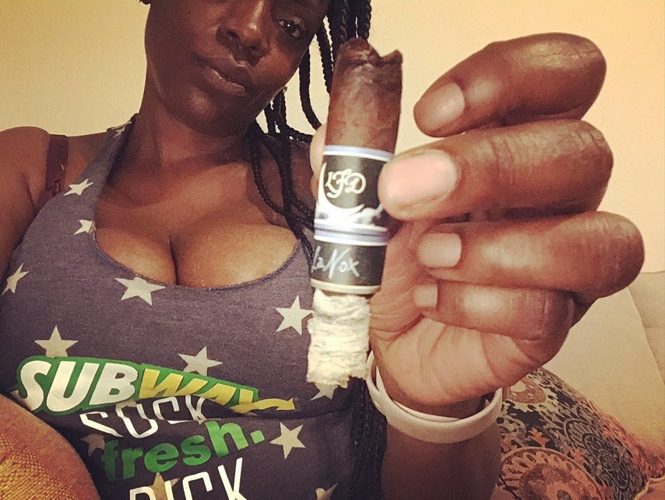 CigarFetiche's tweet photo. Currently smoking @lfdcigars La Nox💨💨

#quarantineandchill #smoke #lfd #lanox #ciagrlife #cigarféiche #itsalifestyle #cigarsmoker #solt #ciagrsociety https://t.co/T1LGPOhiuh