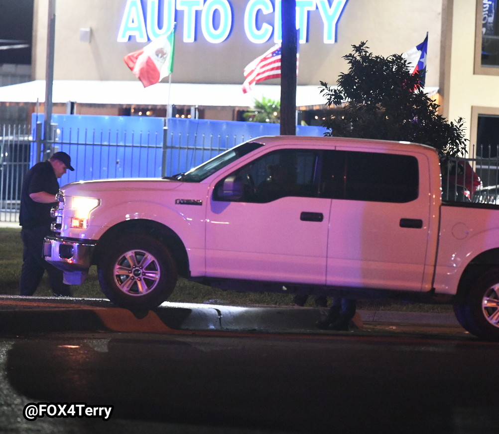 FOX4Terry's tweet image. #NOW @DallasPD detectives and crime analyst pouring over a scene were a #Dallas police officer took gunfire, returned fire wounding the suspect suspect. More @GoodDayFox4 @FOX4