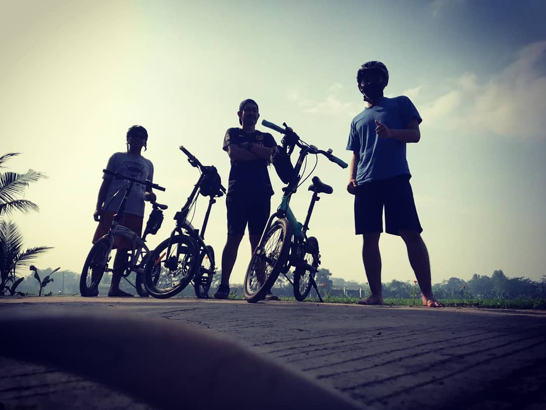 Aji_Rdana's tweet photo. Akhirnya gowes juga pagi2, jemur sepeda tengah sawah.
Bukan mainstream tapi dah ga kuat lari dan futsal 😬
#gowes #gowesnusantara #element #elementindonesia #ecosmo #ecosmoz8 #sepedalipat #sepedalipatindonesia #foldingbike #foldingbikeindonesia https://t.co/6IIjrRF8Nr