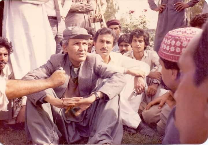 khalilSamoo's tweet photo. آ ڪنهن ڪنهن ماڻهوءَ منجھ مڻيا، پر مون کي اهڙا مڙس وڻيا،
جي سارو جڳُ جرڪائي ويا ، پر پنهنجو پاڻ ملهائي ويا.

(شيخ اياز) 

#TributeToRasoolBuxPalijo ❤ https://t.co/XMDoHamCVr
