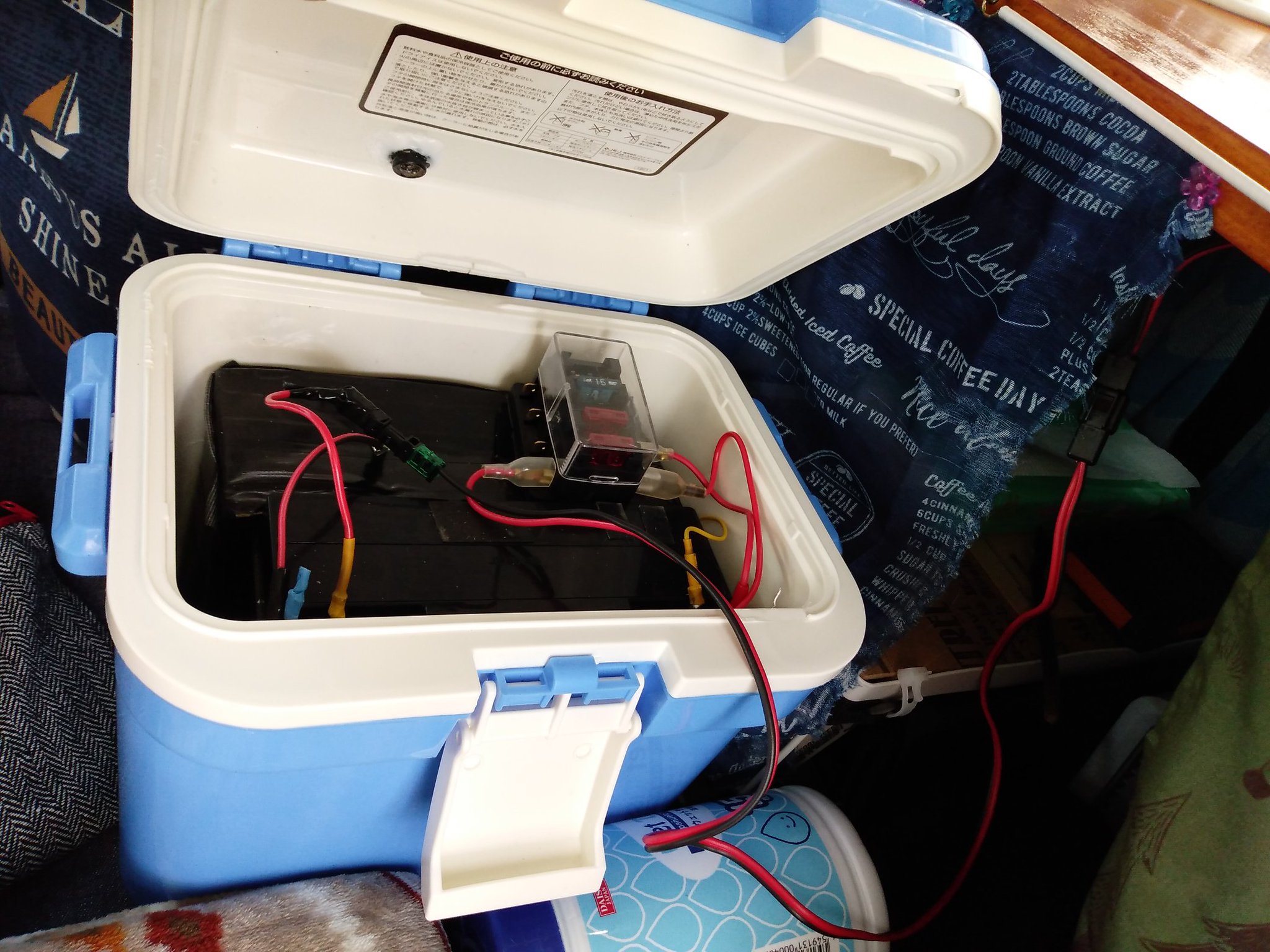 気ままなねこ ソーラーパネルから自作サブバッテリーへ充電 ソーラーパネルからの配線をチャージコントロールへ繋げてヒューズを通してディープサイクルバッテリーへ 丸めた配線は大容量ポータブルバッテリーの配線です