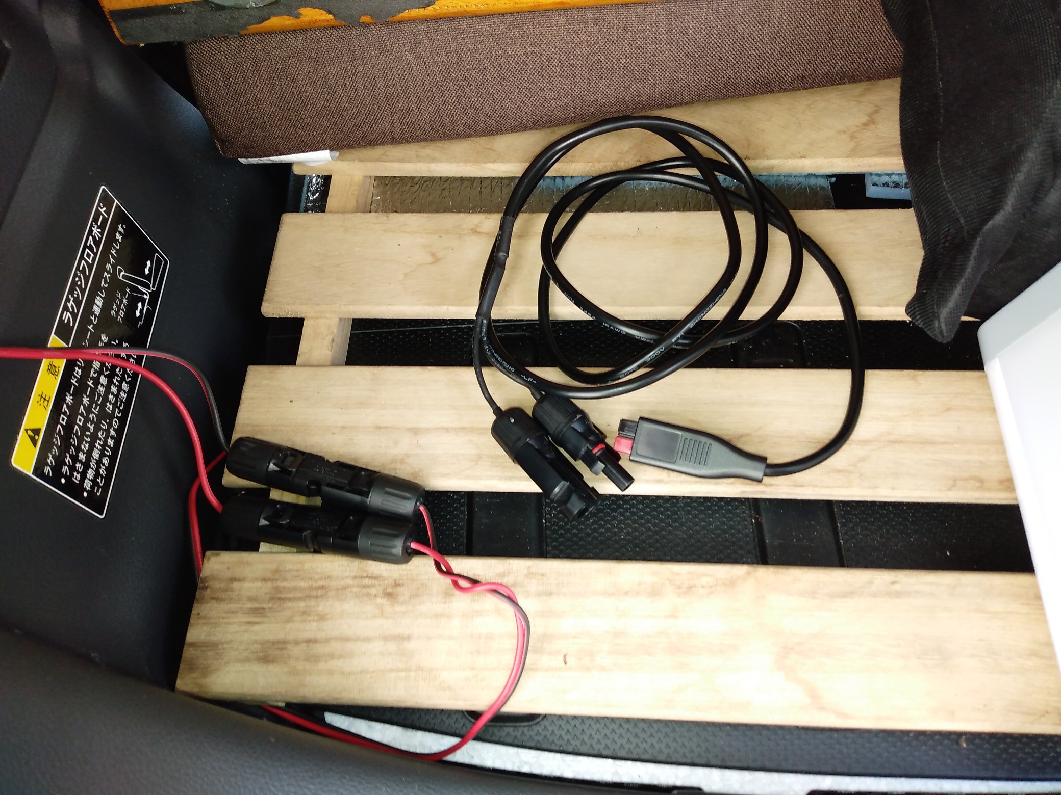 気ままなねこ Al Twitter ソーラーパネルから自作サブバッテリーへ充電 ソーラーパネルからの配線をチャージコントロールへ繋げてヒューズを通してディープサイクルバッテリーへ 丸めた配線は大容量ポータブルバッテリーの配線です T Co Whuvldn4qy Twitter