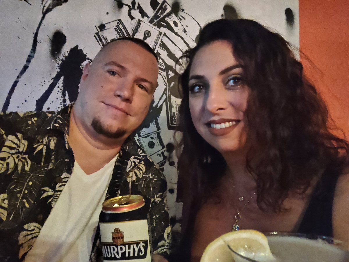 PapaCyfer's tweet photo. Out for the first time in ages! #Bar35 #oahu #drinkingbuddies #drinkingcouples #MurphysStout https://t.co/S6znZns9iL