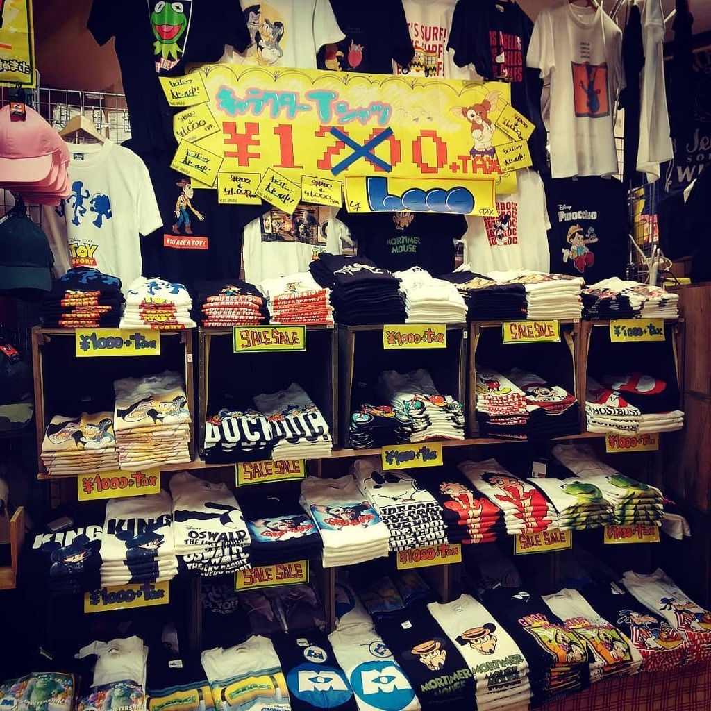 ヴィレッジヴァンガード新京極店 キャラtシャツのセール開催中です なんと 1000円均一 是非是非ご来店ください ヴィレッジヴァンガード ビレバン 河原町 T Co Otyzy5yaqz ヴィレッジヴァンガード新京極店 キャラtシャツのセール開催中です なんと 1000円均一 是非是非ご来店ください ヴィレッジヴァンガード ビレバン 河原町 T Co Otyzy5yaqz