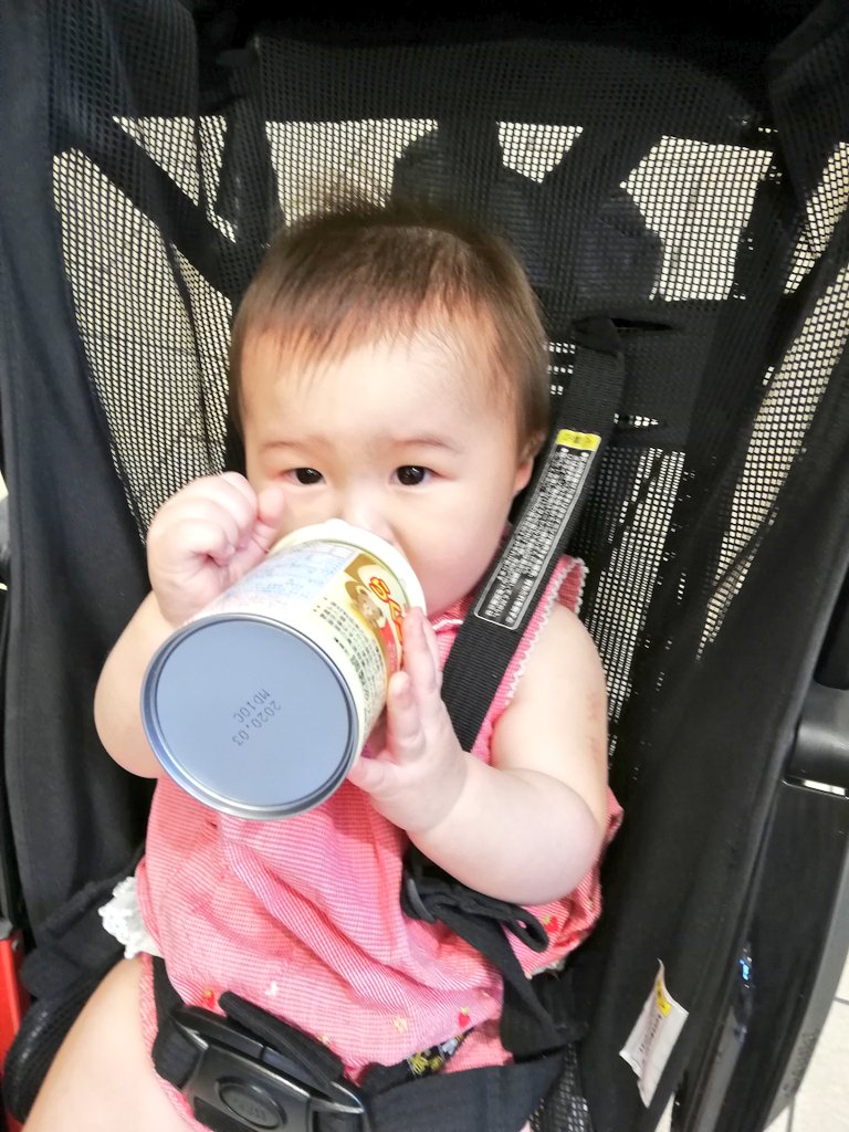 みらい V Twitter お出かけも らくらくミルクがあれば荷物軽いし すぐに飲ませてあげられれる お湯や 湯冷まし 粉の準備や 持ち歩きから開放されて幸せすぎる 飲み終わってそのまま寝ちゃった S ᴗ Sண らくらくミルク アタッチメントで