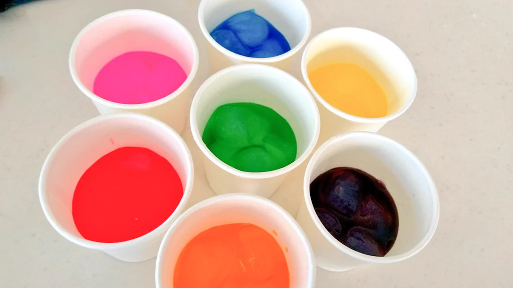 わらび餅をかき氷シロップに浸したら？夏にピッタリなカラフルわらび餅の出来上がり！