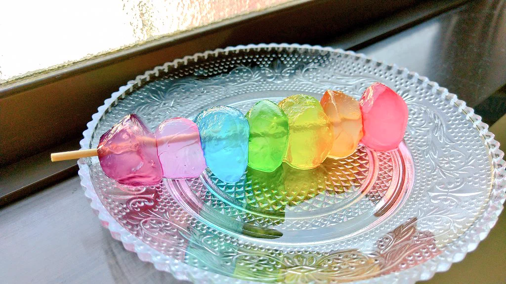 わらび餅をかき氷シロップに浸したら？夏にピッタリなカラフルわらび餅の出来上がり！