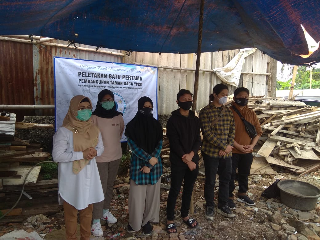 Di Lapak Pemulung Jurang Manggu Timur Kec Pondok Aren, didampingi oleh putera &amp; puteri tercinta, melakukan peletakan batu pertama Pembangunan Taman Baca YPKB Tangsel.

Insyaallah akan lahir pemimpin pemimpin masa depan Bangsa dari tempat ini.
"Today a Reader, Tomorrow a Leader"