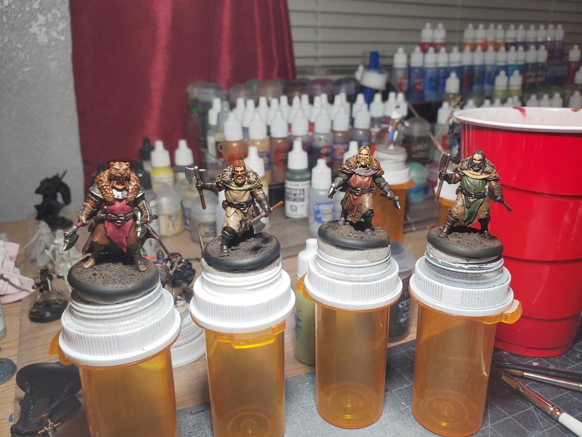 #HobbyStreakDay61 🎨 Today i spent an hour adding more highlights to my berserkers. I also drybrushed the bases 💀 #WIP #HobbyStreak #miniaturepainting