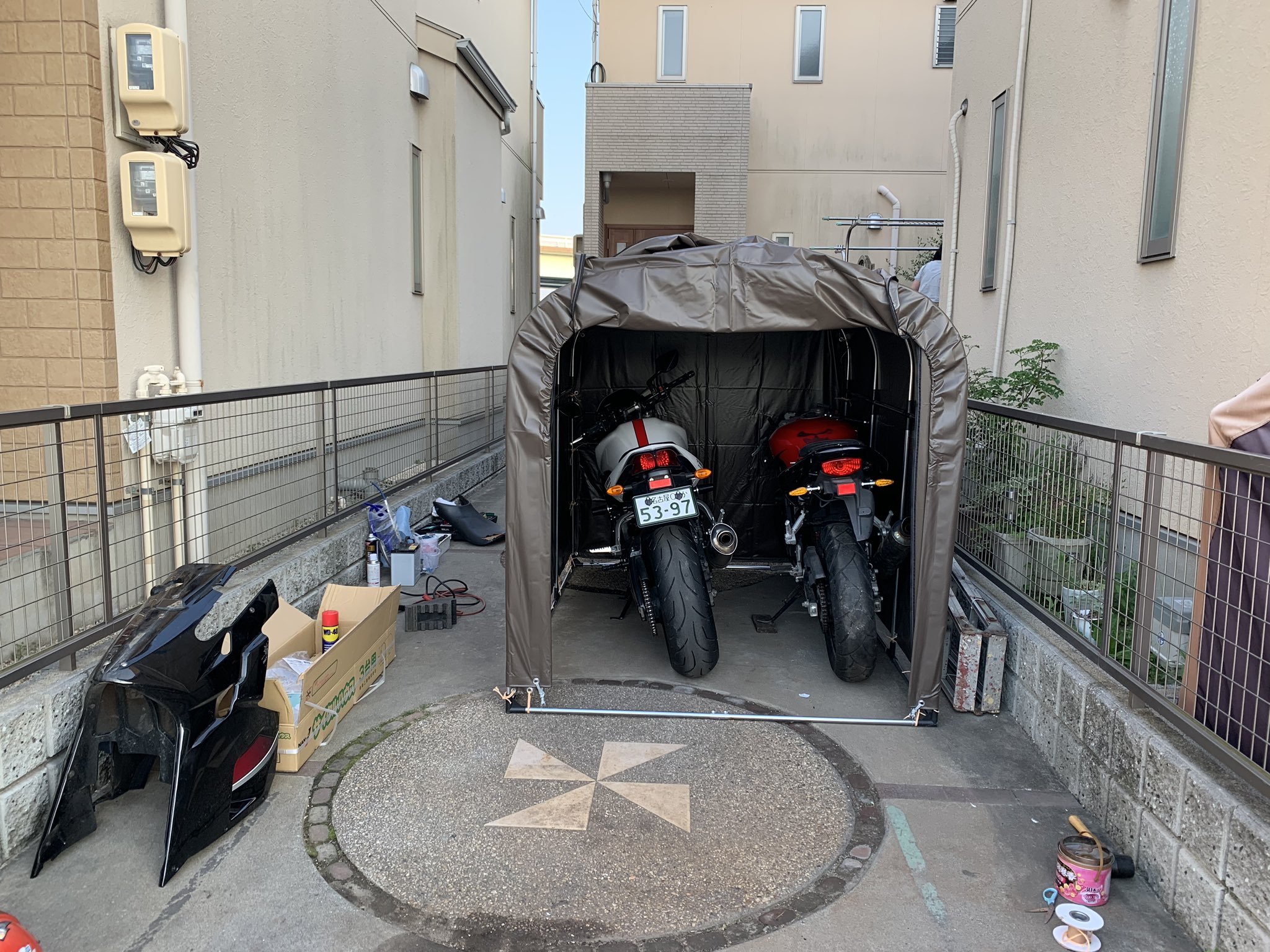 名古屋の園長先生くん ひまわり組 無事完成 自転車３台用なので バイクは２台でいっぱいですね ちゃんと入り口は閉じますよ ᵔᵕᵔ カインズホームのサイクルハウス ３台用 高耐久 とかゆー