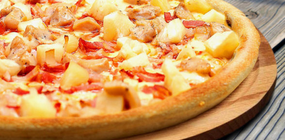 Гавайская пицца с курицей. Пицца Гавайская с ананасами и курицей. Пицца Гавайи с ананасом. С нас пицца. Пицца с корицей и ананасами.