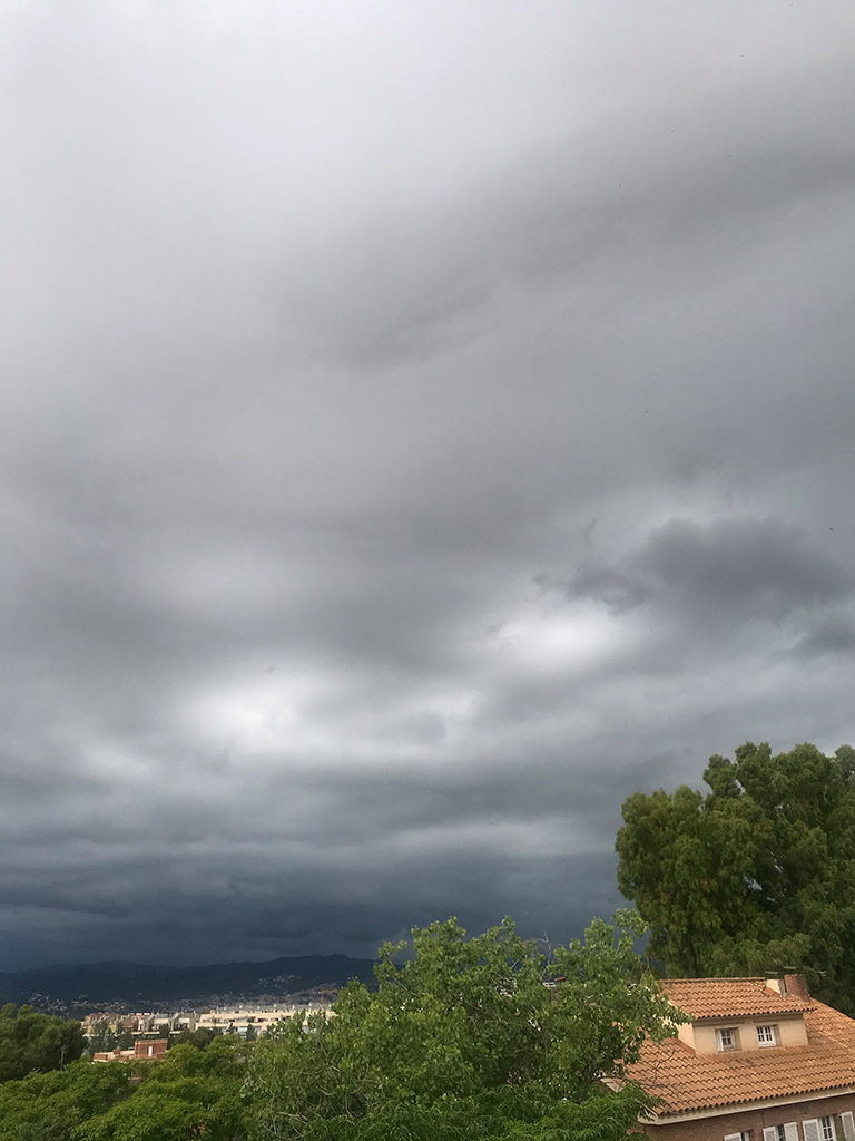 radiodesvern's tweet photo. ⛈️ Matí amb precipitacions acompanyades de tempesta. A la tarda plugims i a última hora es podrien obrir clarianes. De matinada tornarà a ploure. Temperatures més baixes. Dilluns al matí alguns plugims i tarda amb ullades de sol, ambient més fresc. #SantJust #meteo https://t.co/Xqcol7jmjl