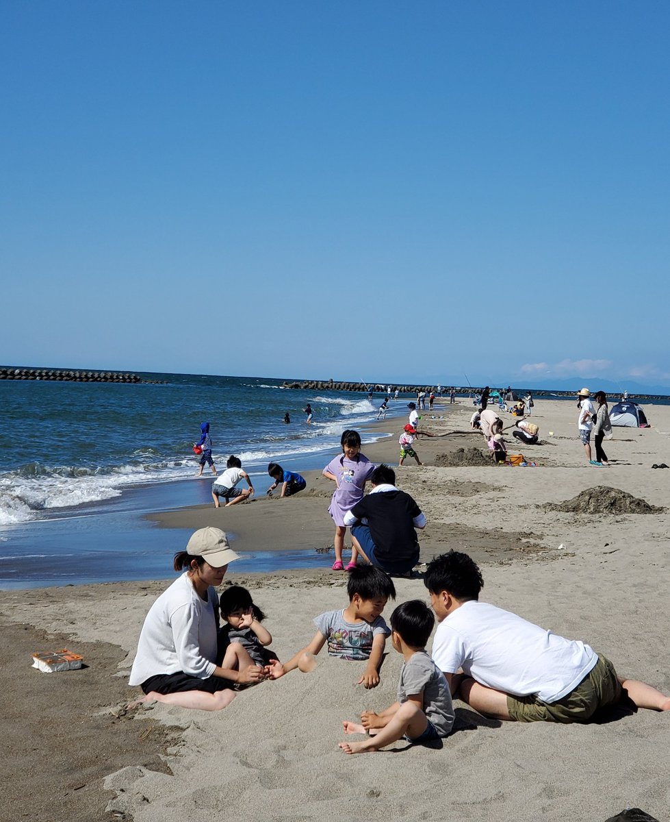 たつみ No Twitter 新潟市青山海岸海水浴場 に仕事の帰りに立ち寄ってみました 親子ずれ デート バーベキュー ペットの散歩 釣り 部活動など 驚くほど多くの人が訪れていて ここだけはコロナとは別世界 マスクをしている姿がどこにも見当たらないという 以前の
