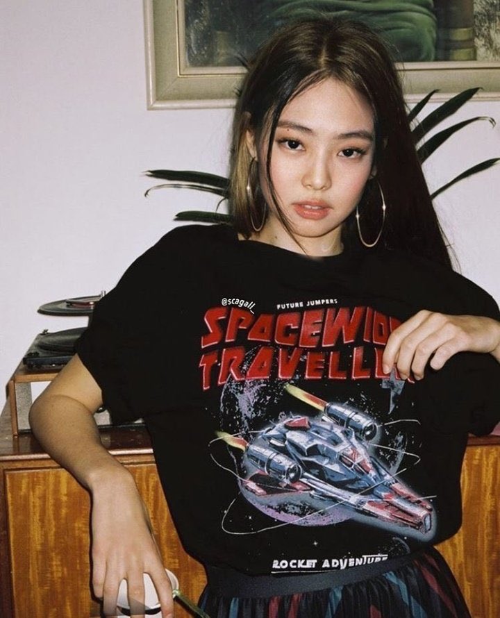 ทุกคนค้าบ รูปเจนนี่รูปนี้เป็นรูปอีดิทนะคะ รบกวนไม่นำไปดัดแปลงหรือว่าใช้ในเชิงพาณิชย์กันนะคะ เค้าเห็นมีคนพูดไปแล้วแต่ว่าก็ยังมีคนเอามาทำเป็นตามทักแล้วก็ดิสกันอยู่เลย🥺