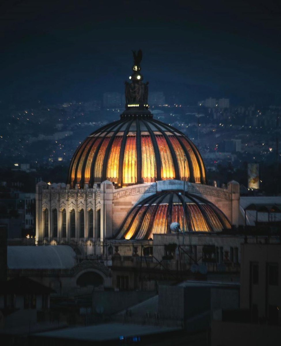 "Me gustas cuando callas y estás como distante.
Y estás como quejándote, mariposa en arrullo.
Y me oyes desde lejos, y mi voz no te alcanza:
Déjame que me calle con el silencio tuyo."

—Pablo Neruda.

#BuenasNoches 🌚

📸:: @ isaac_jero