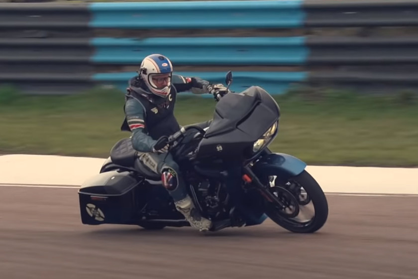 motorpasionmoto's tweet image. Locura nivel meterse con una Harley-Davidson CVO Road Glide en circuito y limarle hasta las alforjas motorpasionmoto.com/p/68661