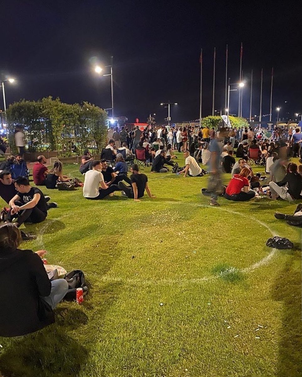 Sosyal mesafeye uygun çizilen ve sadece çember içinde bulunulması gerekilirken, İzmir’de sadece çember boş bırakıldı.
