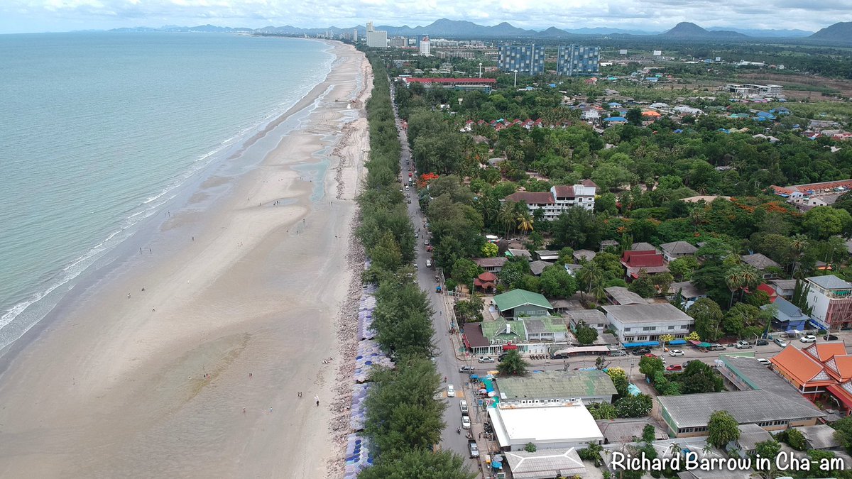 RichardBarrow's tweet photo. Some aerial photos of Cha-am beach in Phetchaburi. This is mainly a destination for Thais &amp; as it’s mid-day, most are in the shade at the top of the beach. For expats who work in Bangkok, I think most would head to the resorts in Hua Hin. But there are some expats who live here. https://t.co/aI65vUQJNI