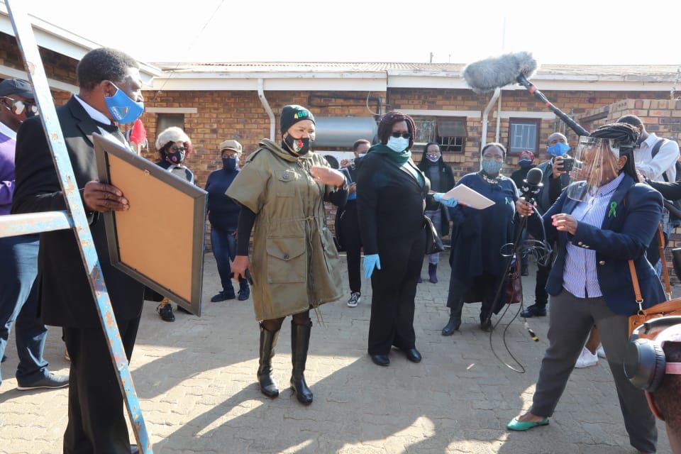 The_DSD's tweet image. “The purpose of these visits is to ensure that the homes are adhering to the COVID-19 protocols and that the funds allocated by the government are used accordingly to help aid the health of our children." - Min. Lindiwe Zulu #ChildProtectionWeek2020