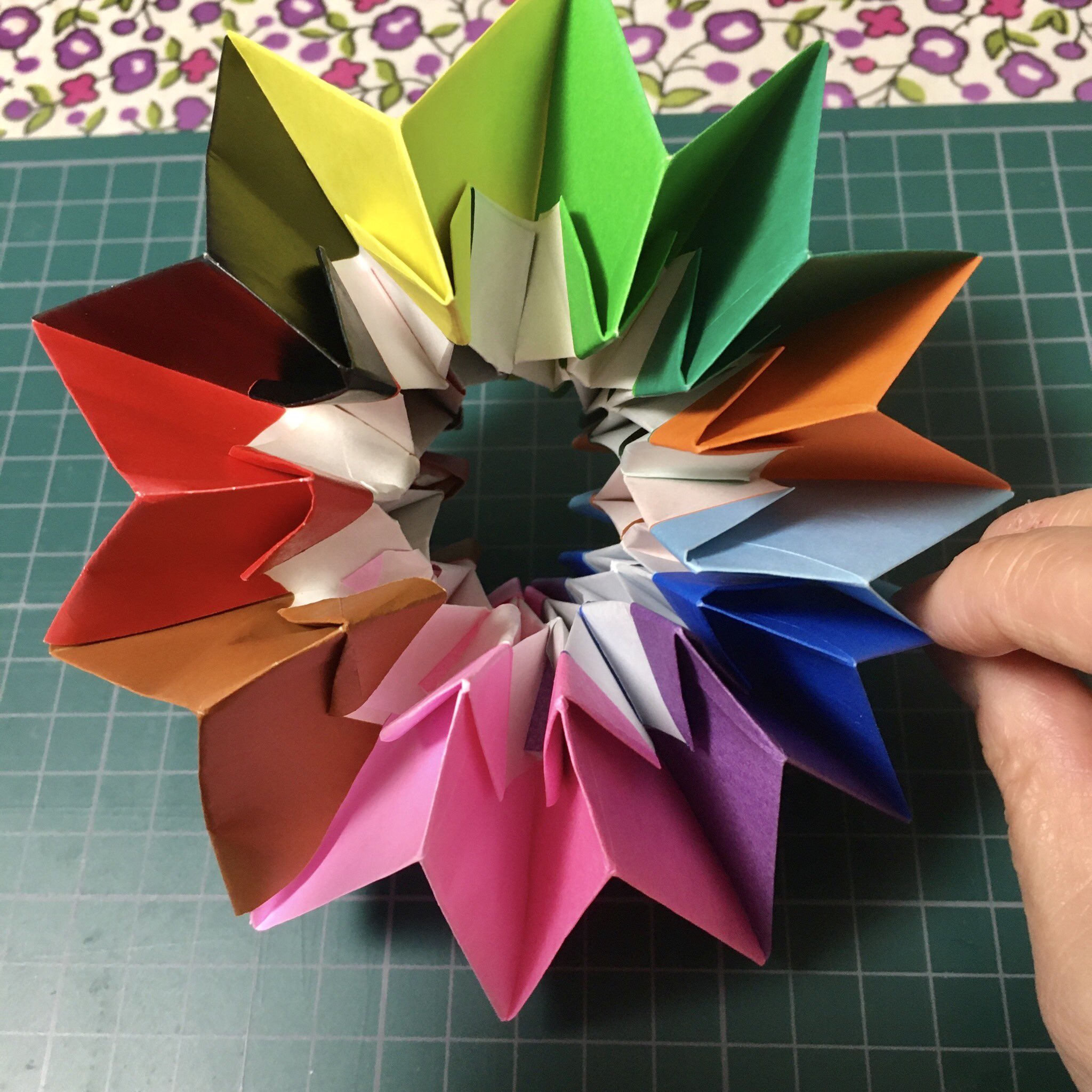 Twitter 上的 スローなのんちゃん 折り紙で万華鏡 花火とも言うのかしら 作ったけど 最後丸く組む時に無理がかかり 破けました テープで貼って 何とかもたす 立体物 やっぱり下手だ おりがみ 万華鏡 T Co Byp6t48zws Twitter Twitter 上的 スローなのんちゃん 折り紙で万華鏡 花火とも言うのかしら 作ったけど 最後丸く組む時に無理がかかり 破けました テープで貼って 何とかもたす 立体物 やっぱり下手だ おりがみ 万華鏡 T Co Byp6t48zws Twitter