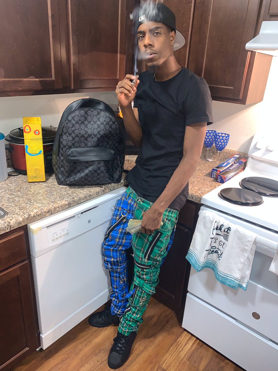 GsmBuck's tweet photo. I’m from the East ♿️ to be exact but on the West 🅱️ they show me love 💕 tho https://t.co/leQ09wyImY