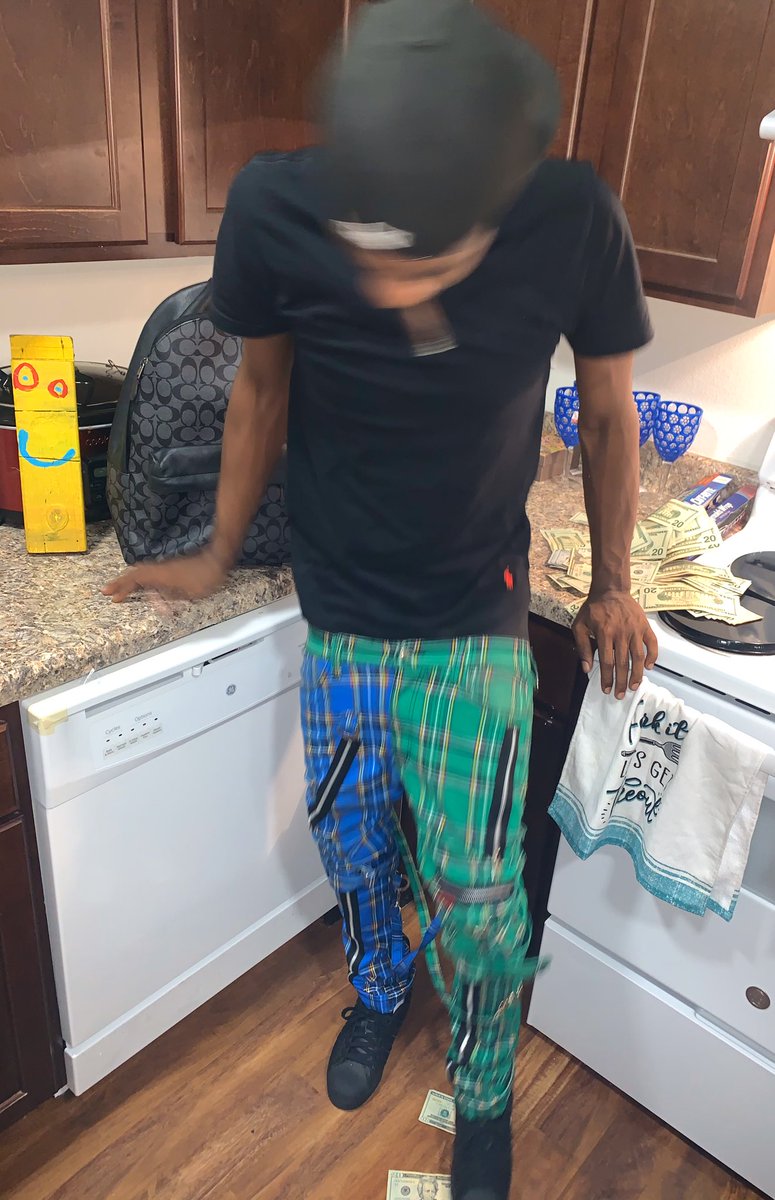 GsmBuck's tweet photo. I’m from the East ♿️ to be exact but on the West 🅱️ they show me love 💕 tho https://t.co/leQ09wyImY