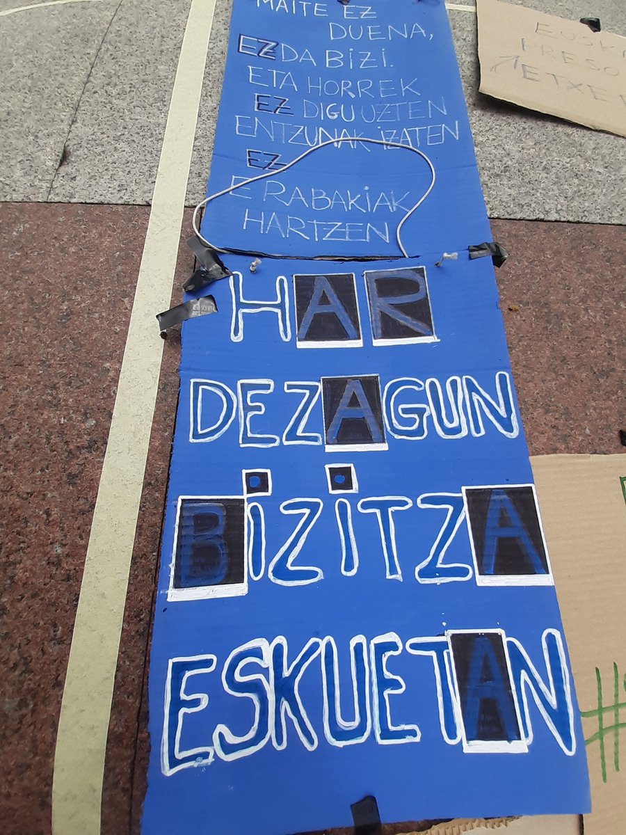Kartel guztiak zoragarriak dira, baina hauek bereziki ederrak iruditu zaizkigu! ¡Qué arte tiene la gente!

#HemenErabaki #HerritarrokErabaki