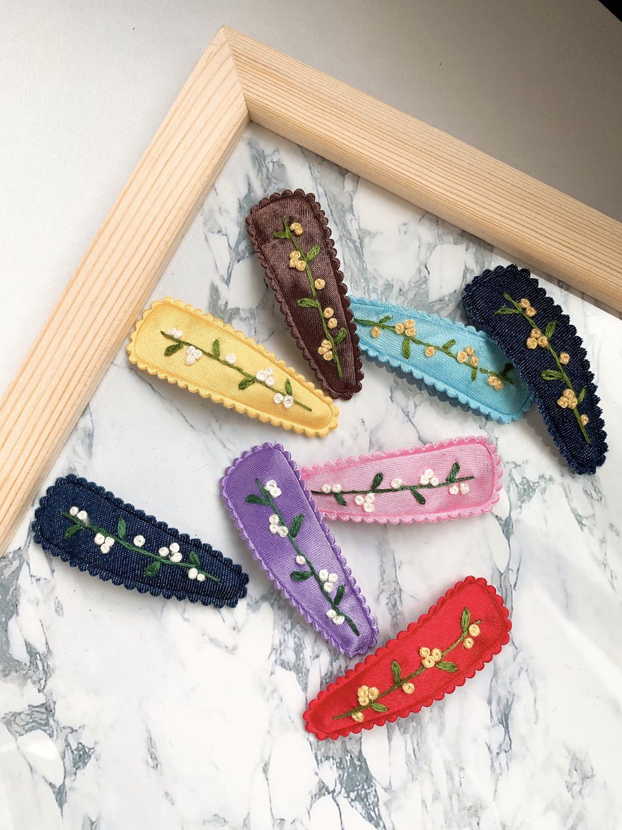 SPARK_handmade's tweet photo. 刺繍のヘアピンをサテン生地で制作してみました！
カラーも増えました(^^)
お子様から大人の方まで使えるデザインです。

minne https://t.co/Pr1Nnt26SU
creema https://t.co/TRKUdqzPCQ…
メルカリ https://t.co/Q2JefCIK23

#ハンドメイド #ハンドメイドアクセサリー #ヘアピン #刺繍 https://t.co/x9bRvtXOF6