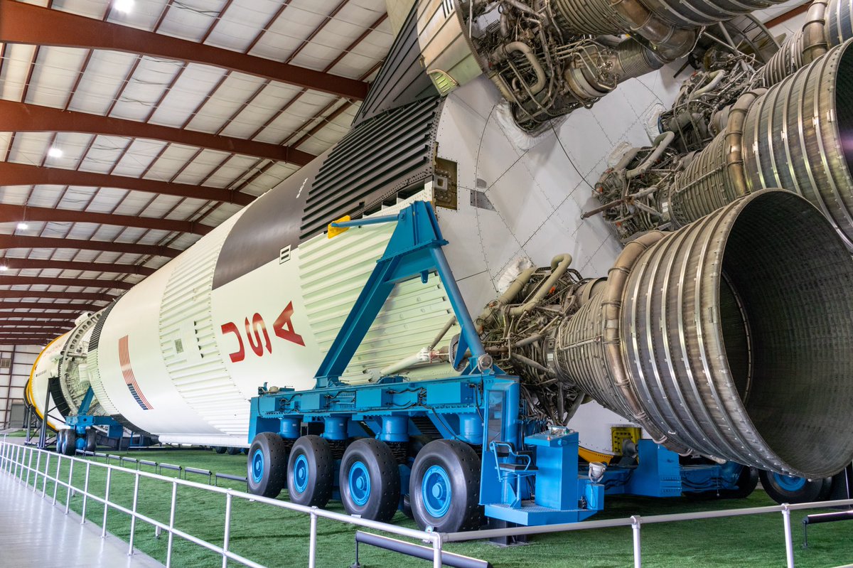 lotusstudiosuk's tweet photo. ...and the pièce de résistance of rocket park at @spacecenterhou is the Saturn V rocket. The actual rocket of the Apollo program. This thing is huge and would have been used if the program wasn’t cancelled.
.
.
.
.
#saturnvrocket #saturnv #spacenerd #housusaroadtrip https://t.co/imUTjfhgWz