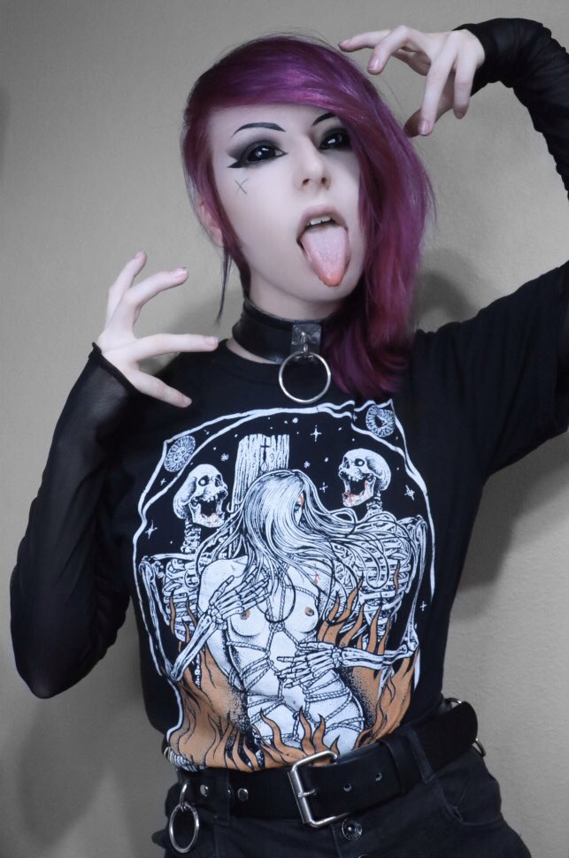 officiallunab's tweet photo. Burn The Witch🔮🔥
•
Shirt by @KleaverKlothing
#altnative #alternativegirl #alternativefashion https://t.co/zxXvvDYbLW