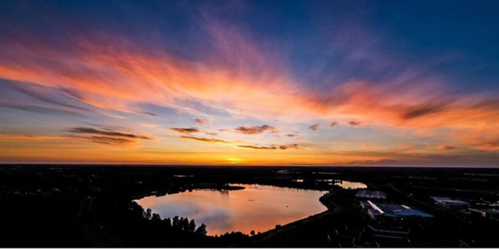 Wow, what a sunset! Its hard to believe that #WillenLake is in the heart of #MiltonKeynes when you see it like this! Have you managed to capture the sunrise or sunset at Willen? Tag us in your pics, we'd love to see. 📷