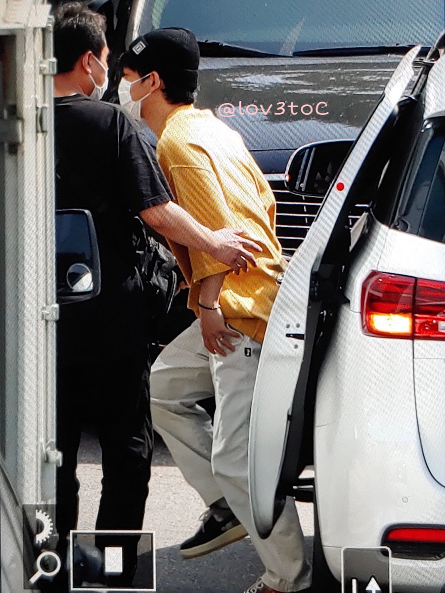 solornbalbum's tweet photo. the wedding ring!!!!!!!!!!!! and that's on nation's husband and nation's father!!!!!!!!!!!!!!!!!! https://t.co/1FTLpO57Sd