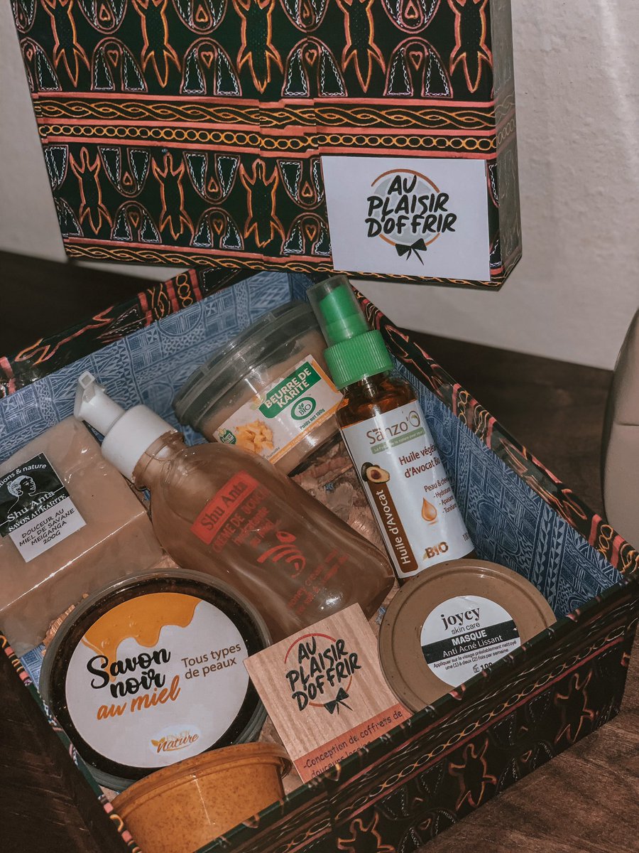 ManuelaEbe's tweet photo. Et cette année j’ai reçu mon cadeau en avance 😍💐🙏🏽🙏🏽
Une box qui rassemble des marques camerounaises 🇨🇲 #combleejesuis #bestboo #thankful
Il me connaît si biiien https://t.co/S0DM3wNR0Q